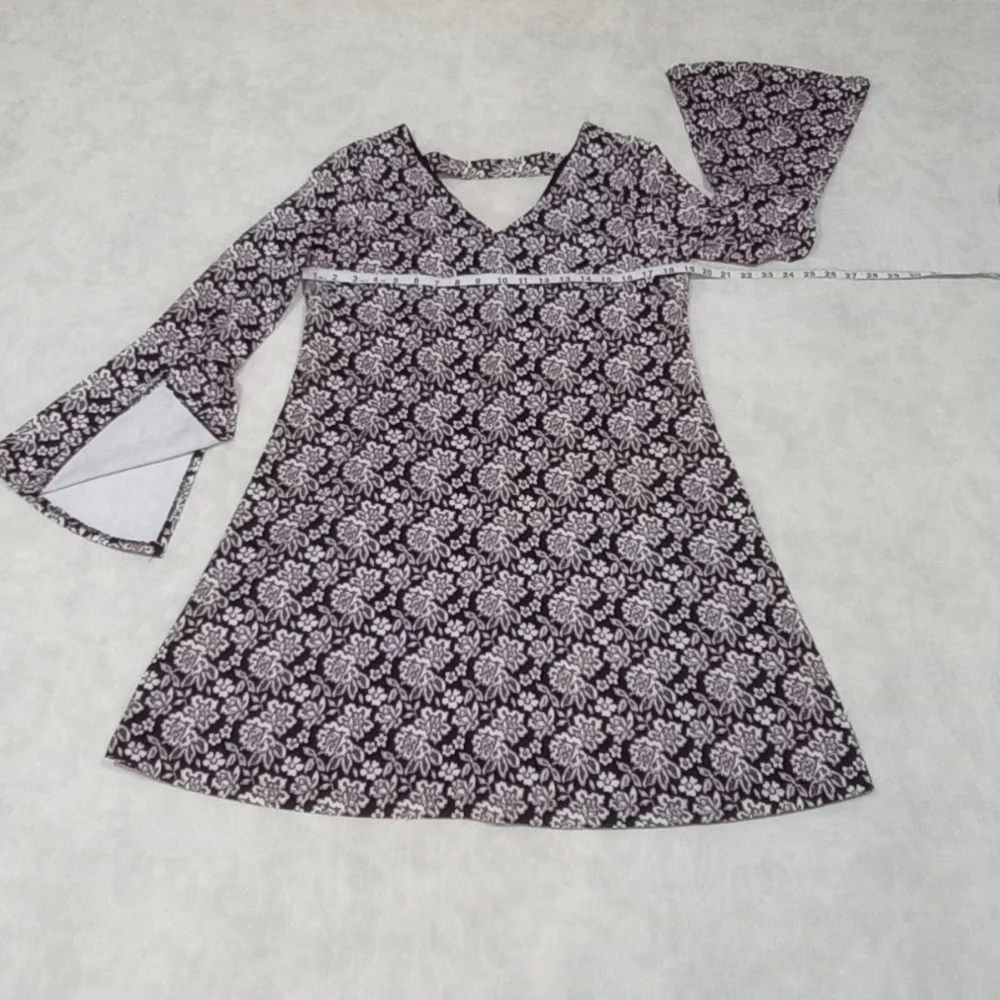 SIGNATURE ROBBIE BEE Black with Red Accents Floral Print Split Bell Slee… - Picture 6 of 9